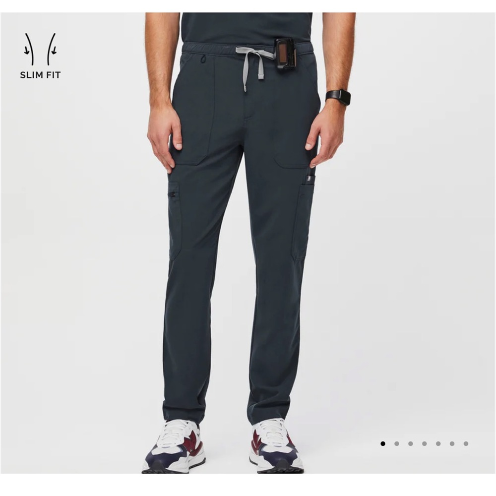 Figs Men’s Dark Harbor Cairo - short cargo scrub pants. Size Medium. Brand new!